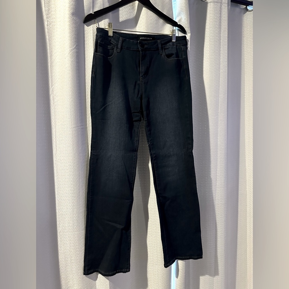 Women’s stretch denim straight leg jeans. Size 31